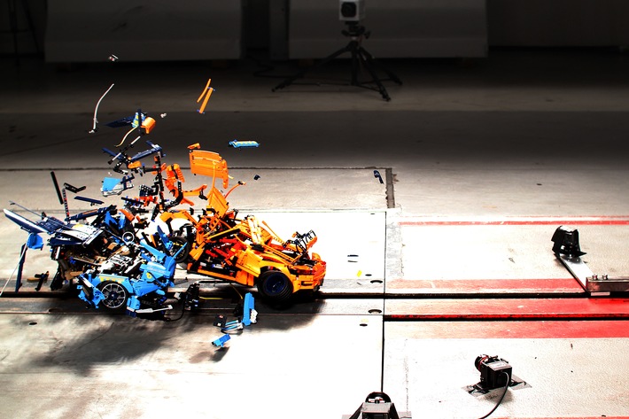 Crash Boom Bang mit Lego-Steinchen Porsche gegen Bugatti – digital versus real in der ADAC Crashanlage