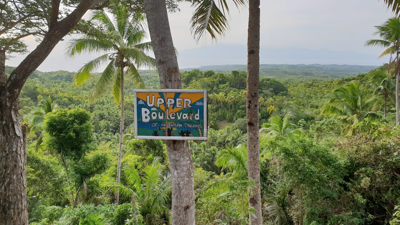 THE VISION OF THE PHILIPPINES WITHOUT CONGESTION AND WITH A CLEAN ENVIRONMENT. A HIGHLY INTERESTING ISLAND STATE IN TRANSITION