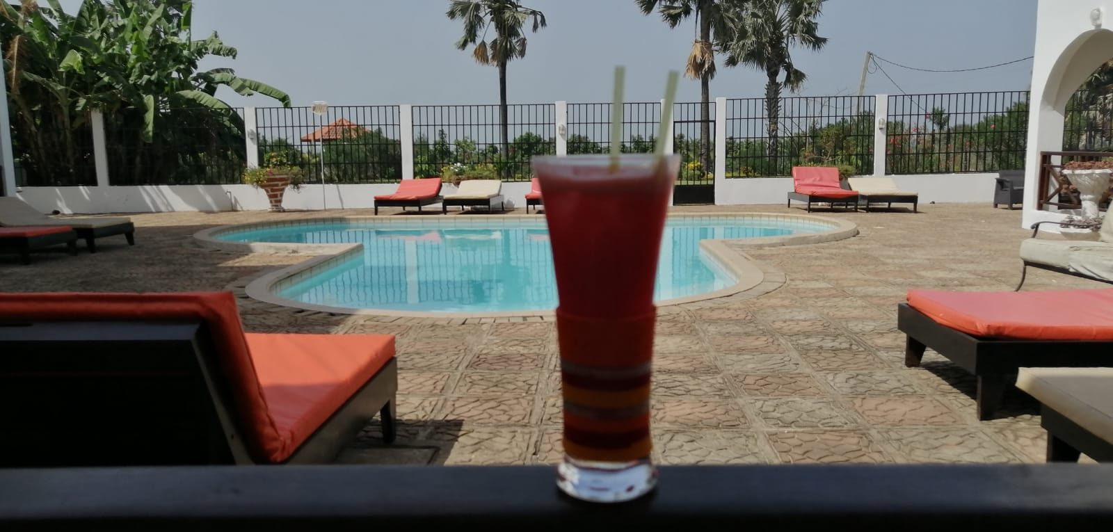 Ein frisch zubereiteter Smoothie am Harmony Resort Pool mundet hervorragend