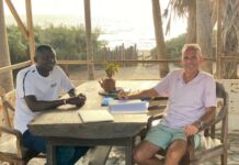 Interview with the manager of Boboi Beach Resort, Buba Jammeh on the left. In the background the stunning atlantic beach of the location. © 2022 by www.bellacoola.de