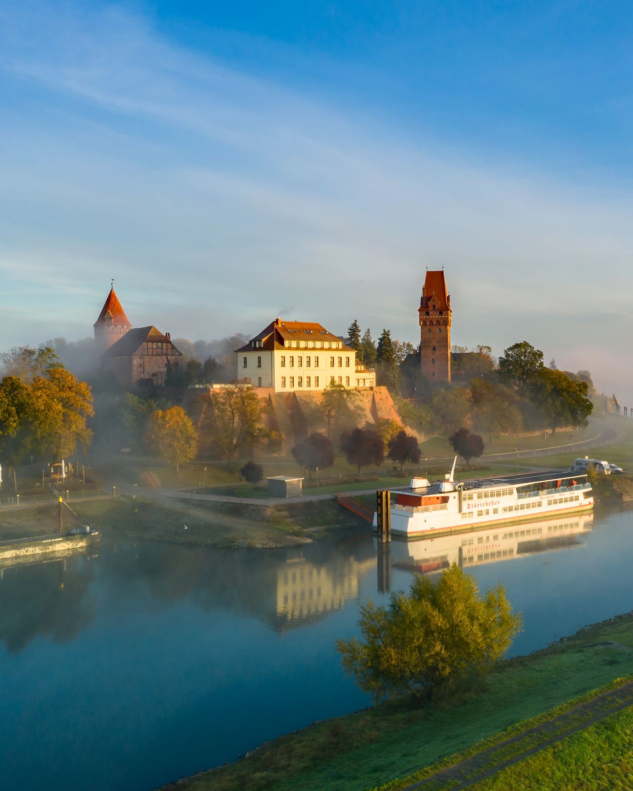 Schlosshotel Tangermuende Nebelbild hoch Jens Ernst