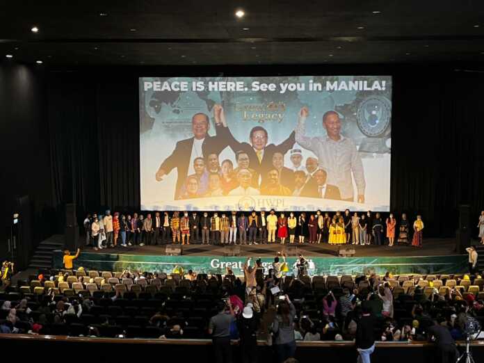 Gedenkfoto der Filmpremiere - Dokumentation über internationale Zusammenarbeit für Frieden in Mindanao