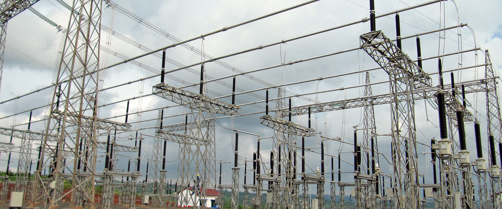 Neue Stromleitungen zur Optimierung der Stromverteilung in Kamerun