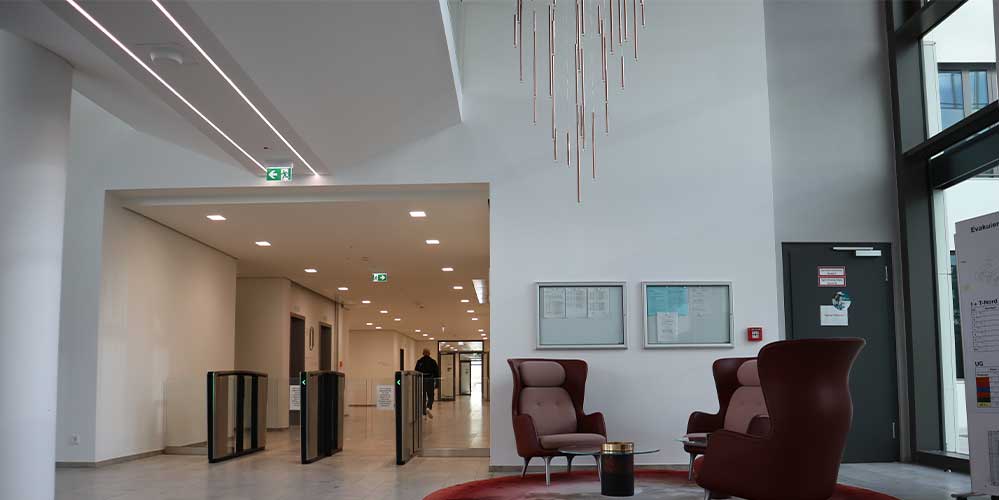Im Eingangsbereich des Grand Central Frankfurt hat Boon Edam die Sensorschleuse Lifeline Speedlane Swing installiert.