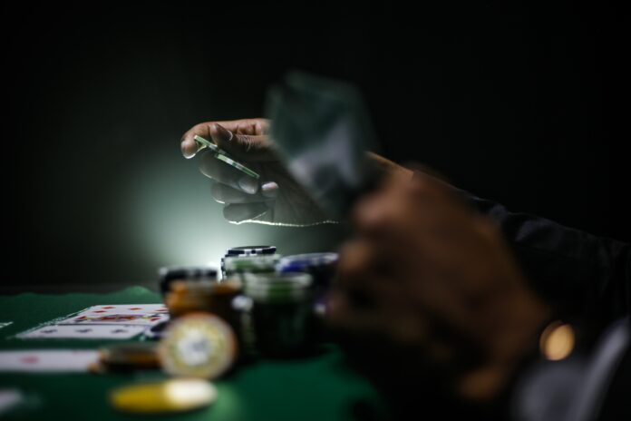 Eine Pokerrunde in düsterer Atmosphäre