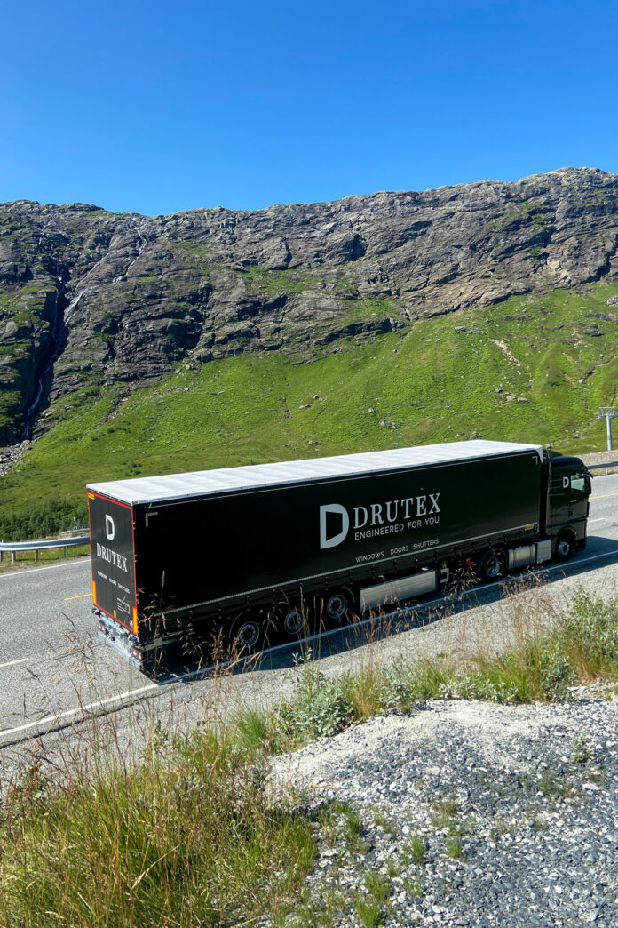 Speditionsaufträge - DRUTEX setzt auf Nachhaltigkeit beim Klimaschutz und belädt seine Transportfahrzeuge auf Rückfahrten nun europaweit mit eigenen Bestellungen oder Lieferungen für Dritte.