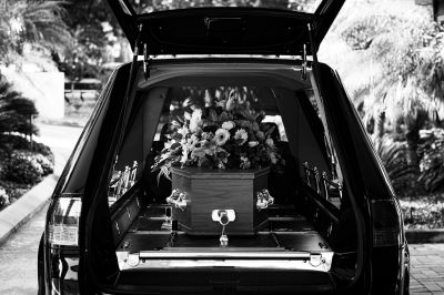 Der Weg zum Bestatter: Wie finde ich den richtigen Bestattungsdienst?