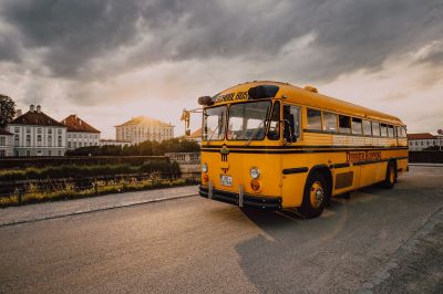 dinnerhopping muenchen bus crown supercoach tour durch die stadt nymphenbur - DinnerHopping in München jetzt elektrisch