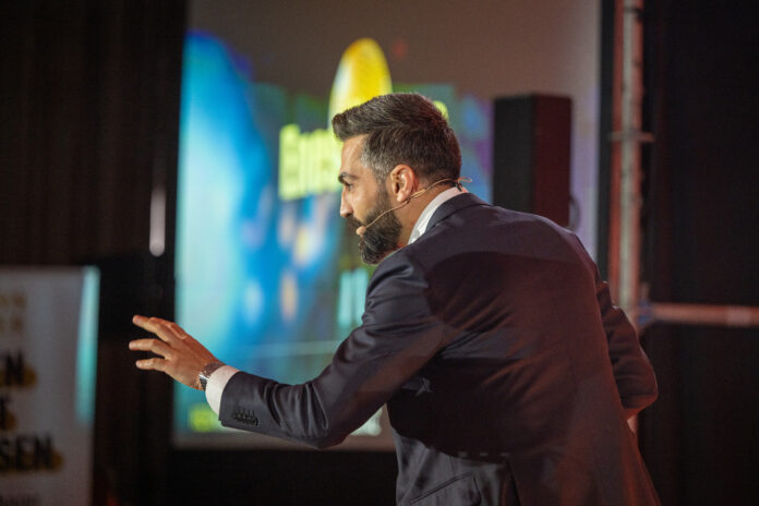 Enes Özkaya gewinnt Excellence Award beim 6. Internationalen Speaker Slam in Wiesbaden
